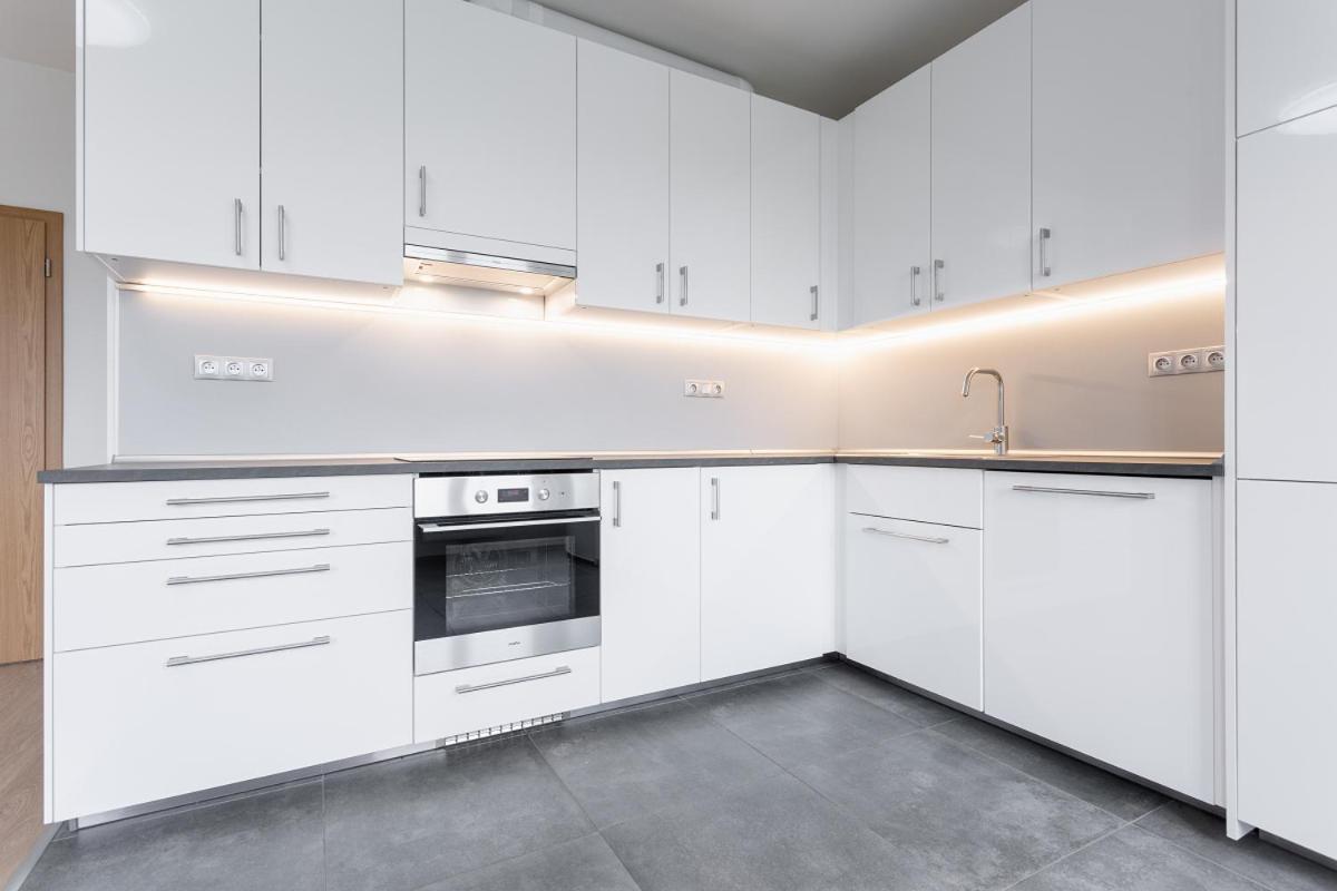 96m2 Designer Apartment, Free Garage Parking Prague