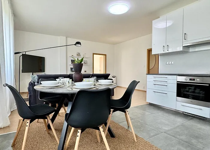 96M2 Designer Apartment, Free Garage Parking